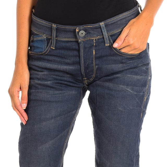 Long Jeans Le temps des Cerises.
 denim color
 It is ideal for multiple combinations and different occasions.
 Main button closure.
 Two open pockets on the front.
 Back patch pockets.
 Belt loops.
 Seams seen in tone.

 Composition: 98% Cotton, 2% Elastane.

 -Machine wash at a maximum temperature of 60º.
 -Do not use a dryer.
 -Do not use bleach.
 -Iron temperature max. 150º.
 -Do not dry clean.
 Composition: 98% Cotton, 2% Elastane.
 Care:
-Machine wash at a maximum temperature of 60º.
 -Do not use a dryer.
 -Does not use bleach.
 -Iron maximum temperature 150º.
 -Do not dry clean.