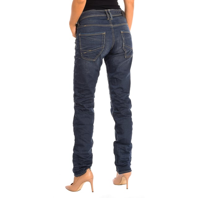 Long Jeans Le temps des Cerises.
 denim color
 It is ideal for multiple combinations and different occasions.
 Main button closure.
 Two open pockets on the front.
 Back patch pockets.
 Belt loops.
 Seams seen in tone.

 Composition: 98% Cotton, 2% Elastane.

 -Machine wash at a maximum temperature of 60º.
 -Do not use a dryer.
 -Do not use bleach.
 -Iron temperature max. 150º.
 -Do not dry clean.
 Composition: 98% Cotton, 2% Elastane.
 Care:
-Machine wash at a maximum temperature of 60º.
 -Do not use a dryer.
 -Does not use bleach.
 -Iron maximum temperature 150º.
 -Do not dry clean.