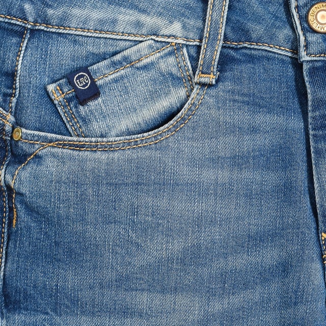 Long Jeans Le temps des Cerises.
 denim color
 It is ideal for multiple combinations and different occasions.
 Main zipper and button closure.
 Two open pockets on the front.
 Back patch pockets.
 Belt loops.
 Seams seen in tone.

 Composition: 98% Cotton, 2% Elastane.

 -Machine wash at a maximum temperature of 60º.
 -Do not use a dryer.
 -Do not use bleach.
 -Iron temperature max. 150º.
 -Do not dry clean.
 Composition: 98% Cotton, 2% Elastane.
 Care:
-Machine wash at a maximum temperature of 60º.
 -Do not use a dryer.
 -Does not use bleach.
 -Iron maximum temperature 150º.
 -Do not dry clean.