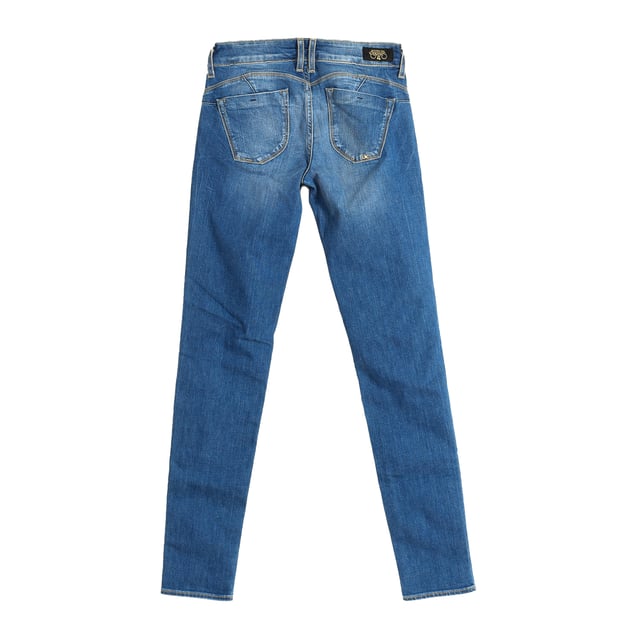 Long Jeans Le temps des Cerises.
 denim color
 It is ideal for multiple combinations and different occasions.
 Main zipper and button closure.
 Two open pockets on the front.
 Back patch pockets.
 Belt loops.
 Seams seen in tone.

 Composition: 98% Cotton, 2% Elastane.

 -Machine wash at a maximum temperature of 60º.
 -Do not use a dryer.
 -Do not use bleach.
 -Iron temperature max. 150º.
 -Do not dry clean.
 Composition: 98% Cotton, 2% Elastane.
 Care:
-Machine wash at a maximum temperature of 60º.
 -Do not use a dryer.
 -Does not use bleach.
 -Iron maximum temperature 150º.
 -Do not dry clean.