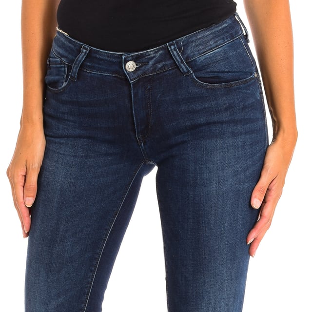 Long Jeans Le temps des Cerises.
 denim color
 It is ideal for multiple combinations and different occasions.
 Main zipper and button closure.
 Two open pockets on the front.
 Back patch pockets.
 Belt loops.
 Seams seen in tone.

 Composition: 92% Cotton, 8% Elastane.

 -Machine wash at a maximum temperature of 60º.
 -Do not use a dryer.
 -Do not use bleach.
 -Iron temperature max. 150º.
 -Do not dry clean.
 Composition: 92% Cotton, 8% Elastane.
 Care:
-Machine wash at a maximum temperature of 60º.
 -Do not use a dryer.
 -Does not use bleach.
 -Iron maximum temperature 150º.
 -Do not dry clean.