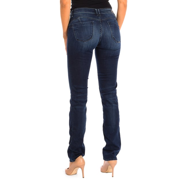 Long Jeans Le temps des Cerises.
 denim color
 It is ideal for multiple combinations and different occasions.
 Main zipper and button closure.
 Two open pockets on the front.
 Back patch pockets.
 Belt loops.
 Seams seen in tone.

 Composition: 92% Cotton, 8% Elastane.

 -Machine wash at a maximum temperature of 60º.
 -Do not use a dryer.
 -Do not use bleach.
 -Iron temperature max. 150º.
 -Do not dry clean.
 Composition: 92% Cotton, 8% Elastane.
 Care:
-Machine wash at a maximum temperature of 60º.
 -Do not use a dryer.
 -Does not use bleach.
 -Iron maximum temperature 150º.
 -Do not dry clean.