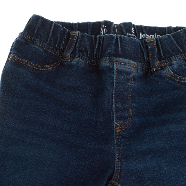 Diese Mädchen-Jeggings bietet maximalen Komfort mit ihrem elastischen Bund, der sich leicht anpassen lässt, ohne dass ein Verschluss erforderlich ist.

 Das Design umfasst insgesamt 5 Taschen und reproduziert den klassischen Jeansstil, jedoch mit der Flexibilität und Leichtigkeit von Leggings.

 Perfekt für einen praktischen und modernen Look, kombiniert es die Funktionalität einer Jeans mit dem Komfort eines elastischen Kleidungsstücks, ideal für den Alltag.
 Komposition: 77 % Baumwolle, 21 % Polyester, 2 % Elasthan
 Pflege:
- Maschinenwäsche kalt.
 - Verwenden Sie beim Waschen ähnliche Farben.
 - Vermeiden Sie die Verwendung von Bleichmitteln.
 - Bei niedriger Temperatur im Trockner trocknen.
 - Bei niedriger Temperatur bügeln.
 - Reinige chemisch nicht.