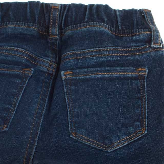 Diese Mädchen-Jeggings bietet maximalen Komfort mit ihrem elastischen Bund, der sich leicht anpassen lässt, ohne dass ein Verschluss erforderlich ist.

 Das Design umfasst insgesamt 5 Taschen und reproduziert den klassischen Jeansstil, jedoch mit der Flexibilität und Leichtigkeit von Leggings.

 Perfekt für einen praktischen und modernen Look, kombiniert es die Funktionalität einer Jeans mit dem Komfort eines elastischen Kleidungsstücks, ideal für den Alltag.
 Komposition: 77 % Baumwolle, 21 % Polyester, 2 % Elasthan
 Pflege:
- Maschinenwäsche kalt.
 - Verwenden Sie beim Waschen ähnliche Farben.
 - Vermeiden Sie die Verwendung von Bleichmitteln.
 - Bei niedriger Temperatur im Trockner trocknen.
 - Bei niedriger Temperatur bügeln.
 - Reinige chemisch nicht.