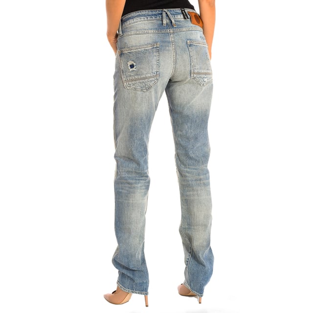 Lange Jeans Le temps des Cerises.  
 Denimfarbe  
 Sie ist ideal für verschiedene Kombinationen und Anlässe.  
 Hauptknopfverschluss.  
 Zwei offene Taschen vorne.  
 Aufgesetzte Taschen hinten.  
 Gürtelschlaufen.  
 Nahtdetails in passendem Farbton.  

 Zusammensetzung: 100% Baumwolle.  

 - Maschinenwäsche bei maximaler Temperatur von 60º.  
 - Nicht im Trockner trocknen.  
 - Nicht bleichen.  
 - Bügeln bei maximaler Temperatur von 150º.  
 - Nicht chemisch reinigen.  
 Zusammensetzung: 100% Baumwolle.  
 Pflege:  
 - Maschinenwäsche bei maximaler Temperatur von 60º.  
 - Nicht im Trockner trocknen.  
 - Nicht bleichen.  
 - Bügeln bei maximaler Temperatur von 150º.  
 - Nicht chemisch reinigen.