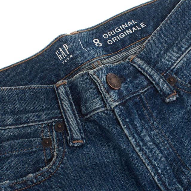 Straight jeans 824649 teen boys Straight cut boys jeans, designed to offer a classic and comfortable fit.
Crafted from a durable denim fabric, these jeans feature a traditional five-pocket design and a zip fly.
Light distressed details add a modern, laid-back feel, while the straight leg cut provides an easy, versatile fit.
Ideal for everyday use, they combine style and durability, making them a staple item in any child's wardrobe.
Composition: 100% Cotton
Care:
- Machine wash cold.
- Use similar colors in the wash.
- Avoid the use of bleaches.
- Dry at low temperature in the dryer.
- Iron at low temperature.
- Do not dry clean.