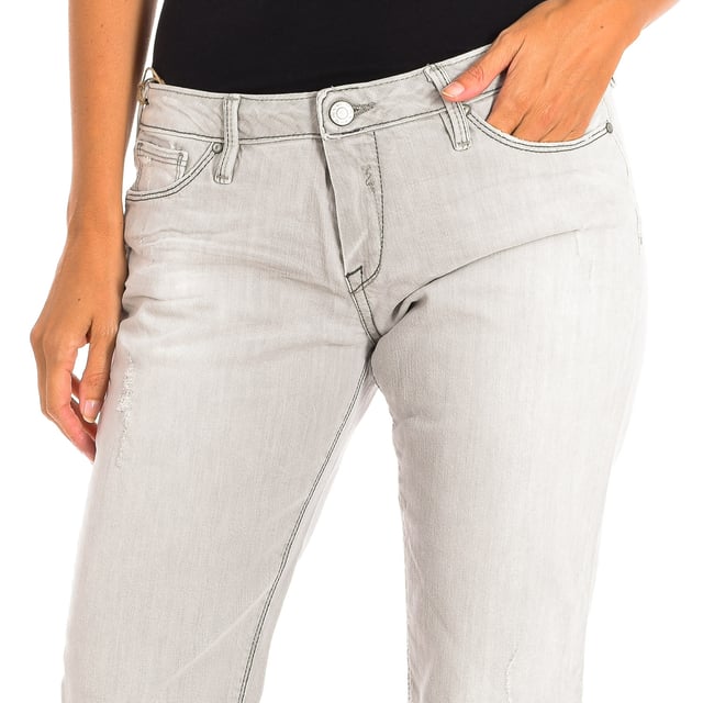 Lange Jeans Le temps des Cerises.  
Denimfarbe  
Sie ist ideal für verschiedene Kombinationen und Anlässe.  
Hauptreißverschluss und Knopfverschluss.  
Zwei offene Taschen vorne.  
Gesäßtaschen mit Patte.  
Gürtelschlaufen.  
Nähte in passendem Farbton.  

Zusammensetzung: 98,7% Baumwolle, 1,3% Elasthan.  

-Maschinenwäsche bei maximal 40º.  
-Nicht im Trockner trocknen.  
-Nicht bleichen.  
-Bügeleisen maximale Temperatur 110º.  
-Nicht chemisch reinigen.  
Zusammensetzung: 98,7% Baumwolle, 1,3% Elasthan.  
Pflege:  
-Maschinenwäsche bei maximal 40º.  
-Nicht im Trockner trocknen.  
-Nicht bleichen.  
-Bügeleisen maximale Temperatur 110º.  
-Nicht chemisch reinigen.