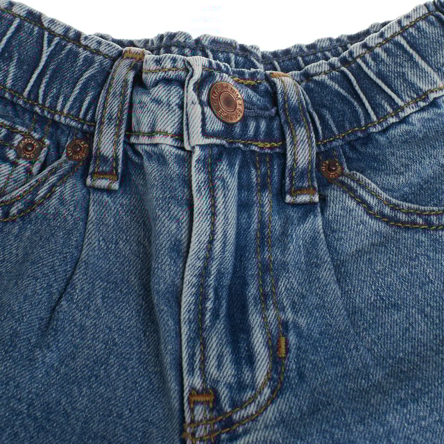 These barrel jeans for girls have a modern and relaxed design, characterized by their looser, high-waisted silhouette, with an adjustable waistband for greater comfort.

 Made of resistant denim.

 The classic 5-pocket design offers functionality, while the wide-cut leg that is slightly tapered at the ankles provides a contemporary and versatile look.

 Ideal for a casual and comfortable style, perfect to combine with different clothes.
 Composition: 100% Cotton
 Care:
- Machine wash cold.
 - Use similar colors in the wash.
 - Avoid the use of bleaches.
 - Dry at low temperature in the dryer.
 - Iron at low temperature.
 - Do not dry clean.