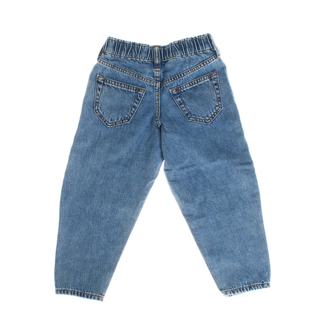 These barrel jeans for girls have a modern and relaxed design, characterized by their looser, high-waisted silhouette, with an adjustable waistband for greater comfort.

 Made of resistant denim.

 The classic 5-pocket design offers functionality, while the wide-cut leg that is slightly tapered at the ankles provides a contemporary and versatile look.

 Ideal for a casual and comfortable style, perfect to combine with different clothes.
 Composition: 100% Cotton
 Care:
- Machine wash cold.
 - Use similar colors in the wash.
 - Avoid the use of bleaches.
 - Dry at low temperature in the dryer.
 - Iron at low temperature.
 - Do not dry clean.