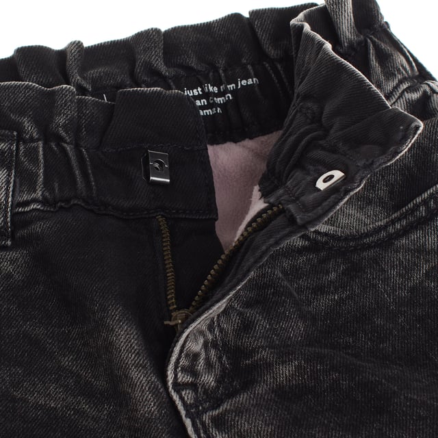 These girls' pants combine style and functionality.

 Crafted from soft, durable denim, it features a classic five-pocket design and a front zip and button closure.

 This design features a gathered elastic waistband that ensures a comfortable and secure fit.

 The closure is discreet, with a hidden hook on the inside and a zipper, while the decorative button on the front keeps a clean and modern look.

 Inside, it is lined with soft fleece, providing an extra layer of warmth and comfort, ideal for keeping little ones warm in cold weather.

 It is a versatile and cozy option for everyday use.
 Composition: Exterior: 99% Cotton, 1% Elastane; Interior: 100% Polyester
 Care:
- Machine wash cold.
 - Use similar colors in the wash.
 - Avoid the use of bleaches.
 - Dry at low temperature in the dryer.
 - Iron at low temperature.
 - Do not dry clean.