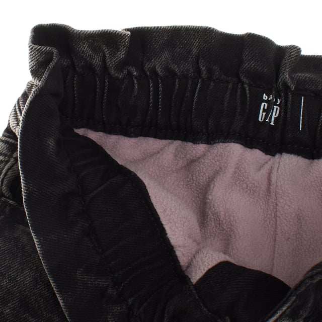 These girls' pants combine style and functionality.

 Crafted from soft, durable denim, it features a classic five-pocket design and a front zip and button closure.

 This design features a gathered elastic waistband that ensures a comfortable and secure fit.

 The closure is discreet, with a hidden hook on the inside and a zipper, while the decorative button on the front keeps a clean and modern look.

 Inside, it is lined with soft fleece, providing an extra layer of warmth and comfort, ideal for keeping little ones warm in cold weather.

 It is a versatile and cozy option for everyday use.
 Composition: Exterior: 99% Cotton, 1% Elastane; Interior: 100% Polyester
 Care:
- Machine wash cold.
 - Use similar colors in the wash.
 - Avoid the use of bleaches.
 - Dry at low temperature in the dryer.
 - Iron at low temperature.
 - Do not dry clean.