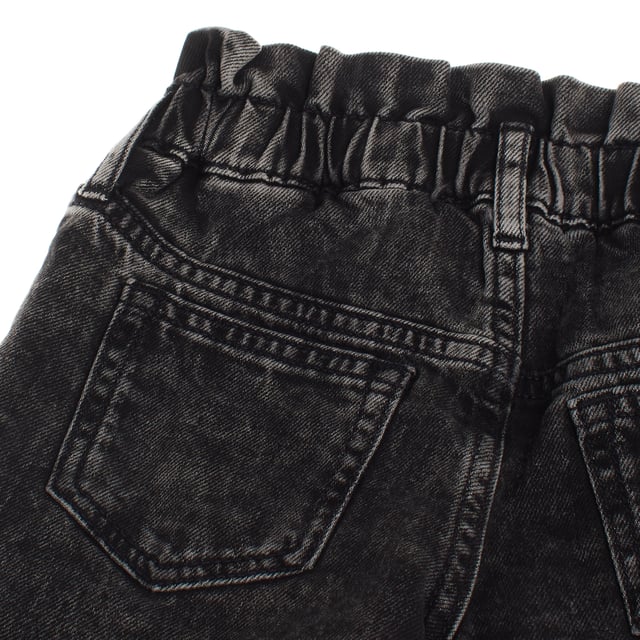 These girls' pants combine style and functionality.

 Crafted from soft, durable denim, it features a classic five-pocket design and a front zip and button closure.

 This design features a gathered elastic waistband that ensures a comfortable and secure fit.

 The closure is discreet, with a hidden hook on the inside and a zipper, while the decorative button on the front keeps a clean and modern look.

 Inside, it is lined with soft fleece, providing an extra layer of warmth and comfort, ideal for keeping little ones warm in cold weather.

 It is a versatile and cozy option for everyday use.
 Composition: Exterior: 99% Cotton, 1% Elastane; Interior: 100% Polyester
 Care:
- Machine wash cold.
 - Use similar colors in the wash.
 - Avoid the use of bleaches.
 - Dry at low temperature in the dryer.
 - Iron at low temperature.
 - Do not dry clean.