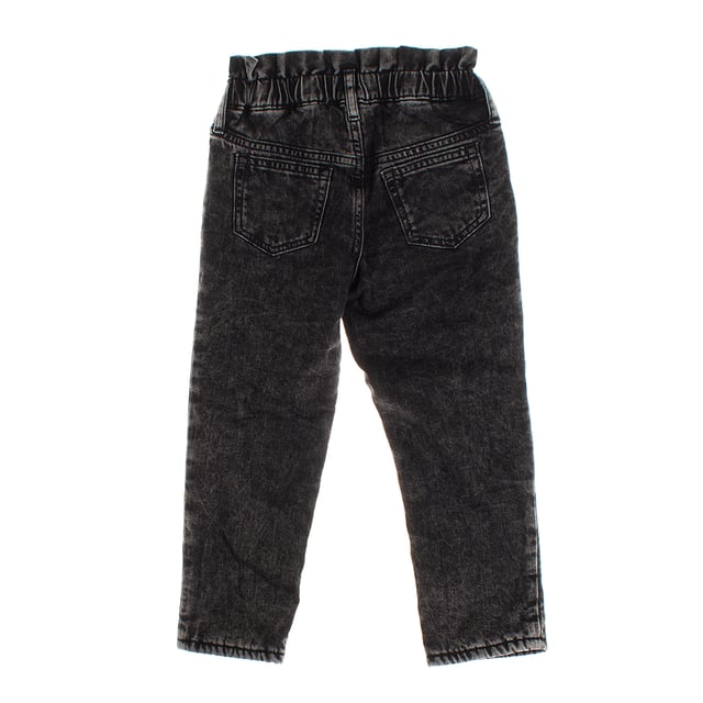 These girls' pants combine style and functionality.

 Crafted from soft, durable denim, it features a classic five-pocket design and a front zip and button closure.

 This design features a gathered elastic waistband that ensures a comfortable and secure fit.

 The closure is discreet, with a hidden hook on the inside and a zipper, while the decorative button on the front keeps a clean and modern look.

 Inside, it is lined with soft fleece, providing an extra layer of warmth and comfort, ideal for keeping little ones warm in cold weather.

 It is a versatile and cozy option for everyday use.
 Composition: Exterior: 99% Cotton, 1% Elastane; Interior: 100% Polyester
 Care:
- Machine wash cold.
 - Use similar colors in the wash.
 - Avoid the use of bleaches.
 - Dry at low temperature in the dryer.
 - Iron at low temperature.
 - Do not dry clean.
