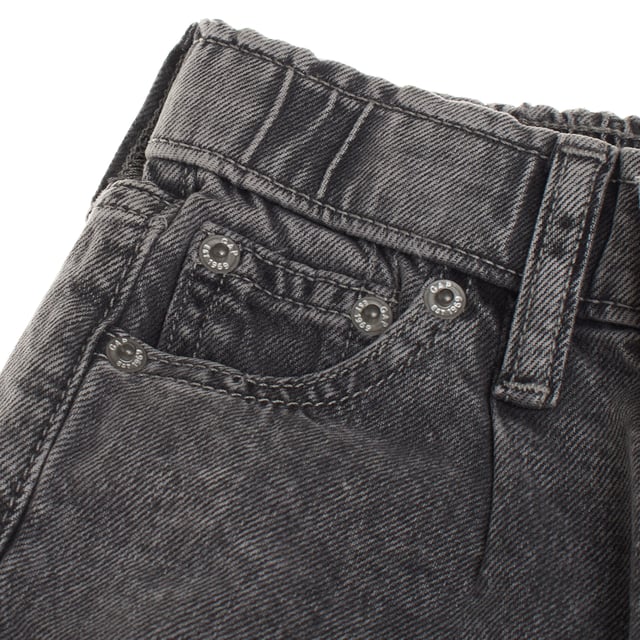 These barrel jeans for girls have a modern and relaxed design, characterized by their looser, high-waisted silhouette, with an adjustable waistband for greater comfort.

 Made of resistant denim.

 It features a front closure with a button and zipper, while sizes 4 to 8 feature a convenient hook closure hidden under the decorative button.

 The classic 5-pocket design offers functionality, while the wide-cut leg that is slightly tapered at the ankles provides a contemporary and versatile look.

 Ideal for a casual and comfortable style, perfect to combine with different clothes.
 Composition: 99% Cotton, 1% Elastane
 Care:
- Machine wash cold.
 - Use similar colors in the wash.
 - Avoid the use of bleaches.
 - Dry at low temperature in the dryer.
 - Iron at low temperature.
 - Do not dry clean.