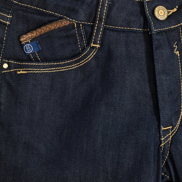 Long Jeans Le temps des Cerises.
 denim color
 It is ideal for multiple combinations and different occasions.
 Main zipper and button closure.
 Two open pockets on the front.
 Back patch pockets.
 Belt loops.
 Seams seen in tone.

 Composition: 98% Cotton, 2% Elastane.

 -Machine wash at a maximum temperature of 60º.
 -Do not use a dryer.
 -Do not use bleach.
 -Iron temperature max. 150º.
 -Do not dry clean.
 Composition: 98% Cotton, 2% Elastane.
 Care:
-Machine wash at a maximum temperature of 60º.
 -Do not use a dryer.
 -Does not use bleach.
 -Iron maximum temperature 150º.
 -Do not dry clean.