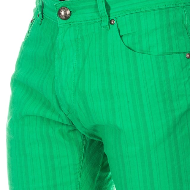 Pantalón largo.
Cierre de botón y cremallera, en el frontal.
Dos bolsillos abiertos y mini bolsillo, en el frontal.
Dos bolsillos abiertos, en la parte trasera.
Etiqueta de piel personalizada por la firma, en el lateral de la parte trasera de la cinturilla.
Trabillas para el cinturón.
Bajos con corte recto.
Costuras vistas a tono.
 Composición: 100% Algodón
 Cuidados:
- Lavar máximo a 40ºC.
- Planchar a media temperatura, máx. 110ºC.
- Permite usar secadora.
- No usar lejía.
- No admite el lavado en seco.