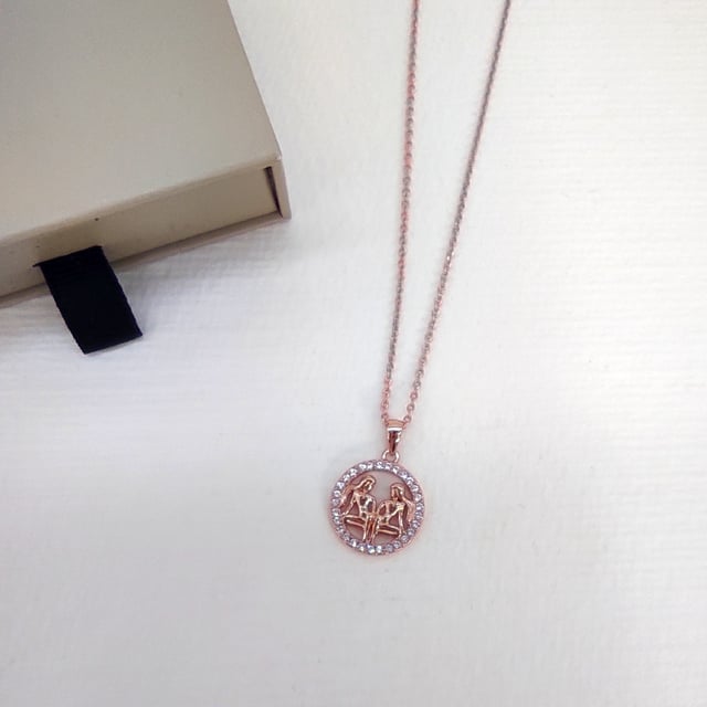 Composición: Latón Acabado: Chapado en oro rosa de 18 k Tipo de piedra: Cristal austriaco Número de piedras (piezas): 29 Color de la piedra: Cristal Longitud de la cadena (mm): 400 + 50