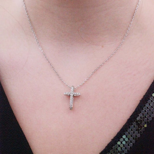 Samenstelling: Messing Afwerking: Rhodium geplateerd Soort steen: Oostenrijks kristal Aantal stenen (st.): 21 Kleur steen: Kristal Lengte ketting (mm): 400 + 50