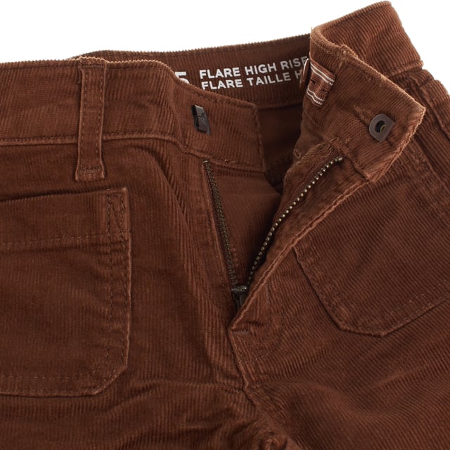 Girls' corduroy flare pants designed with a modern and comfortable style.

 It features a high waist that stylizes the figure, along with a practical button and zipper closure.

 With 4 functional pockets, these pants combine utility and style.

 Additionally, it includes an internal adjustable waistband, allowing for a custom fit for added comfort.

 Ideal for those looking for a versatile garment with a retro and modern touch, perfect for everyday use or for special occasions.
 Composition: 98% Cotton, 2% Elastane
 Care:
- Machine wash cold.
 - Use similar colors in the wash.
 - Avoid the use of bleaches.
 - Dry at low temperature in the dryer.
 - Iron at low temperature.
 - Do not dry clean.