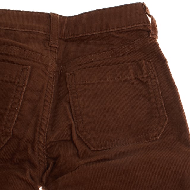 Girls' corduroy flare pants designed with a modern and comfortable style.

 It features a high waist that stylizes the figure, along with a practical button and zipper closure.

 With 4 functional pockets, these pants combine utility and style.

 Additionally, it includes an internal adjustable waistband, allowing for a custom fit for added comfort.

 Ideal for those looking for a versatile garment with a retro and modern touch, perfect for everyday use or for special occasions.
 Composition: 98% Cotton, 2% Elastane
 Care:
- Machine wash cold.
 - Use similar colors in the wash.
 - Avoid the use of bleaches.
 - Dry at low temperature in the dryer.
 - Iron at low temperature.
 - Do not dry clean.