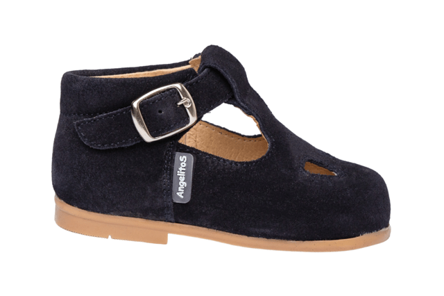 Casual Mary Janes die nooit uit de mode raken. Lichte en flexibele, casual Mary Jane schoen gemaakt van splitleer met gespsluiting. Het interieur is gemaakt met een voering van natuurlijk leer, teen- en hielbeschermer, binnenzool met anatomische brug en antislip rubberen zool. Schoenen ontworpen en vervaardigd in Spanje.