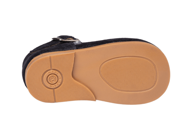Casual Mary Janes die nooit uit de mode raken. Lichte en flexibele, casual Mary Jane schoen gemaakt van splitleer met gespsluiting. Het interieur is gemaakt met een voering van natuurlijk leer, teen- en hielbeschermer, binnenzool met anatomische brug en antislip rubberen zool. Schoenen ontworpen en vervaardigd in Spanje.