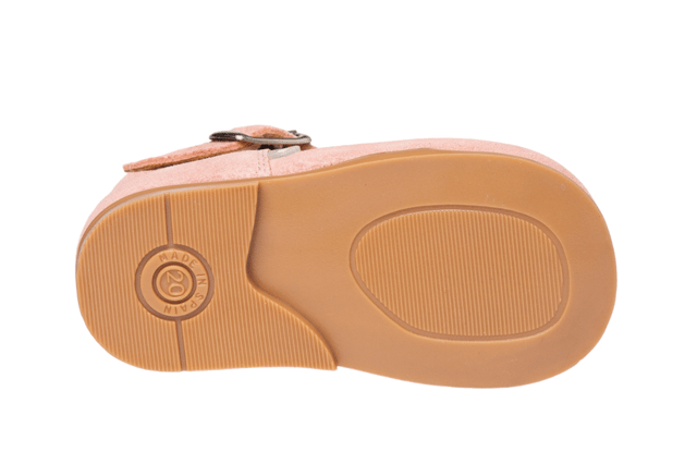 Casual Mary Janes die nooit uit de mode raken. Lichte en flexibele, casual Mary Jane schoen gemaakt van splitleer met gespsluiting. Het interieur is gemaakt met een voering van natuurlijk leer, teen- en hielbeschermer, binnenzool met anatomische brug en antislip rubberen zool. Schoenen ontworpen en vervaardigd in Spanje.