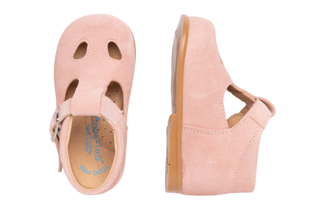 Casual Mary Janes die nooit uit de mode raken. Lichte en flexibele, casual Mary Jane schoen gemaakt van splitleer met gespsluiting. Het interieur is gemaakt met een voering van natuurlijk leer, teen- en hielbeschermer, binnenzool met anatomische brug en antislip rubberen zool. Schoenen ontworpen en vervaardigd in Spanje.