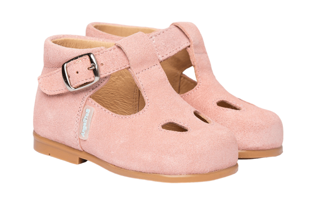 Casual Mary Janes die nooit uit de mode raken. Lichte en flexibele, casual Mary Jane schoen gemaakt van splitleer met gespsluiting. Het interieur is gemaakt met een voering van natuurlijk leer, teen- en hielbeschermer, binnenzool met anatomische brug en antislip rubberen zool. Schoenen ontworpen en vervaardigd in Spanje.