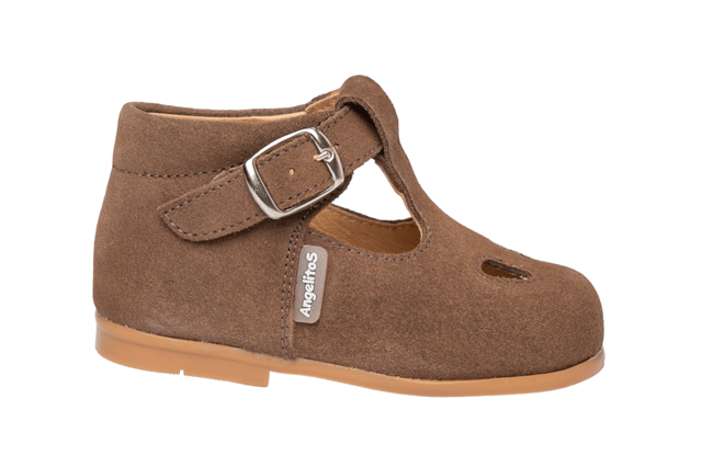 Casual Mary Janes die nooit uit de mode raken. Lichte en flexibele, casual Mary Jane schoen gemaakt van splitleer met gespsluiting. Het interieur is gemaakt met een voering van natuurlijk leer, teen- en hielbeschermer, binnenzool met anatomische brug en antislip rubberen zool. Schoenen ontworpen en vervaardigd in Spanje.