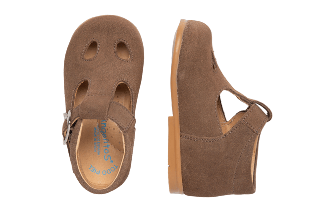 Casual Mary Janes die nooit uit de mode raken. Lichte en flexibele, casual Mary Jane schoen gemaakt van splitleer met gespsluiting. Het interieur is gemaakt met een voering van natuurlijk leer, teen- en hielbeschermer, binnenzool met anatomische brug en antislip rubberen zool. Schoenen ontworpen en vervaardigd in Spanje.