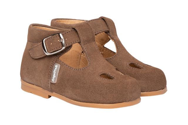Casual Mary Janes die nooit uit de mode raken. Lichte en flexibele, casual Mary Jane schoen gemaakt van splitleer met gespsluiting. Het interieur is gemaakt met een voering van natuurlijk leer, teen- en hielbeschermer, binnenzool met anatomische brug en antislip rubberen zool. Schoenen ontworpen en vervaardigd in Spanje.