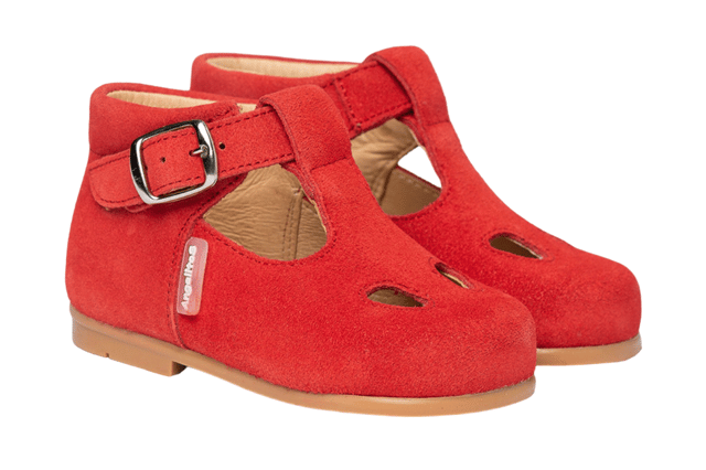 Casual Mary Janes die nooit uit de mode raken. Lichte en flexibele, casual Mary Jane schoen gemaakt van splitleer met gespsluiting. Het interieur is gemaakt met een voering van natuurlijk leer, teen- en hielbeschermer, binnenzool met anatomische brug en antislip rubberen zool. Schoenen ontworpen en vervaardigd in Spanje.
