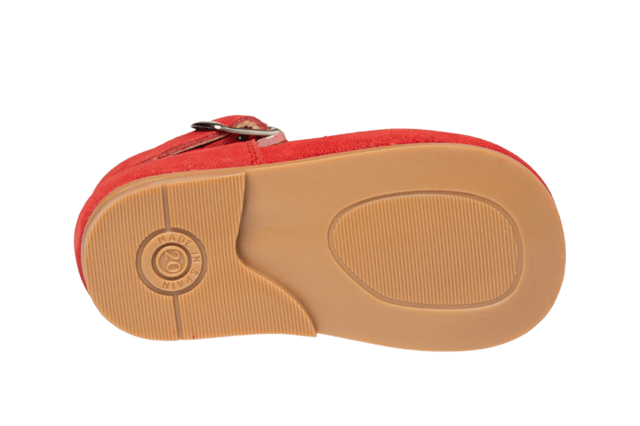 Casual Mary Janes die nooit uit de mode raken. Lichte en flexibele, casual Mary Jane schoen gemaakt van splitleer met gespsluiting. Het interieur is gemaakt met een voering van natuurlijk leer, teen- en hielbeschermer, binnenzool met anatomische brug en antislip rubberen zool. Schoenen ontworpen en vervaardigd in Spanje.