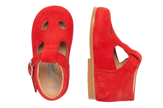 Casual Mary Janes die nooit uit de mode raken. Lichte en flexibele, casual Mary Jane schoen gemaakt van splitleer met gespsluiting. Het interieur is gemaakt met een voering van natuurlijk leer, teen- en hielbeschermer, binnenzool met anatomische brug en antislip rubberen zool. Schoenen ontworpen en vervaardigd in Spanje.