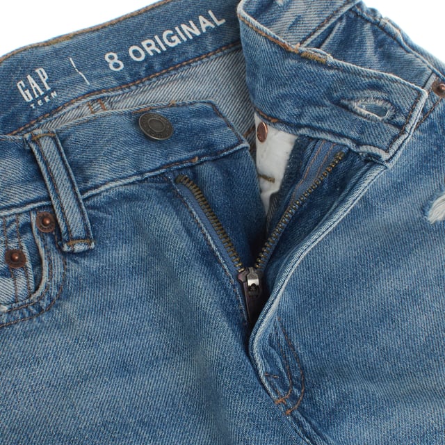 Straight cut boys jeans, designed to offer a classic and comfortable fit.

 Crafted from a durable denim fabric, these jeans feature a traditional five-pocket design and a zip fly.

 Light distressed details add a modern, laid-back feel, while the straight leg cut provides an easy, versatile fit.

 Ideal for everyday use, they combine style and durability, making them a staple item in any child's wardrobe.
 Composition: 100% Cotton
 Care:
- Machine wash cold.
 - Use similar colors in the wash.
 - Avoid the use of bleaches.
 - Dry at low temperature in the dryer.
 - Iron at low temperature.
 - Do not dry clean.