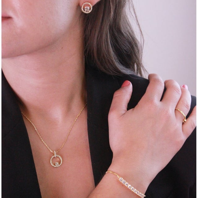 Samenstelling: Messing Afwerking: 18k verguld Steensoort: Oostenrijks kristal Steensoort: Witte zirkoon Aantal stenen (stuks): 86 Steenkleur: Kristal Lengte ketting: Lengte ketting (mm): 400 + 50 Diameter oorbellen (mm): 14 Lengte armband (mm): 245