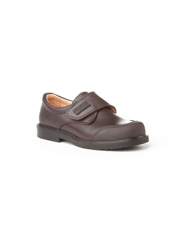Schulschuhe aus Leder Eine klassische Linie. Bequem und flexibel, ideal für Schuluniformen. College-Blucher-Schuh mit verstärkter PVC-Zehenkappe aus Rindsnappaleder mit Klettverschluss. Der Innenraum besteht aus Naturlederfutter, Zehen- und Fersenschutz, Innensohle mit anatomischem Steg und rutschfester Gummisohle. In Spanien entworfene und hergestellte Schuhe.