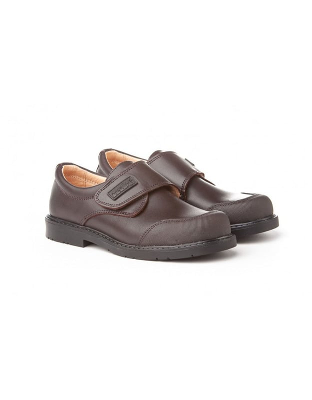 Schulschuhe aus Leder Eine klassische Linie. Bequem und flexibel, ideal für Schuluniformen. College-Blucher-Schuh mit verstärkter PVC-Zehenkappe aus Rindsnappaleder mit Klettverschluss. Der Innenraum besteht aus Naturlederfutter, Zehen- und Fersenschutz, Innensohle mit anatomischem Steg und rutschfester Gummisohle. In Spanien entworfene und hergestellte Schuhe.