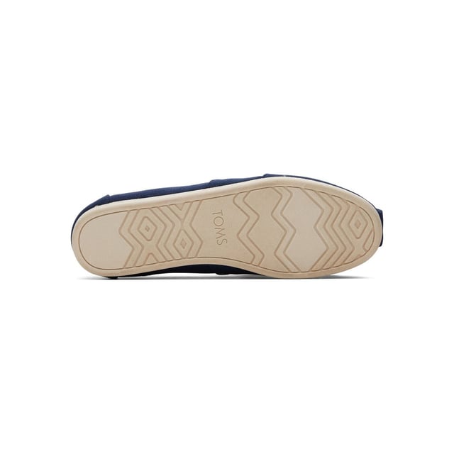 Our Alpargata slip-on is now designed using earth-conscious materials to lessen your impact on the planet and bring maximum comfort to your day-to-day shoe. Step into these espadrilles in recycled cotton canvas, and spark change with every stride.