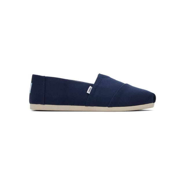Our Alpargata slip-on is now designed using earth-conscious materials to lessen your impact on the planet and bring maximum comfort to your day-to-day shoe. Step into these espadrilles in recycled cotton canvas, and spark change with every stride.