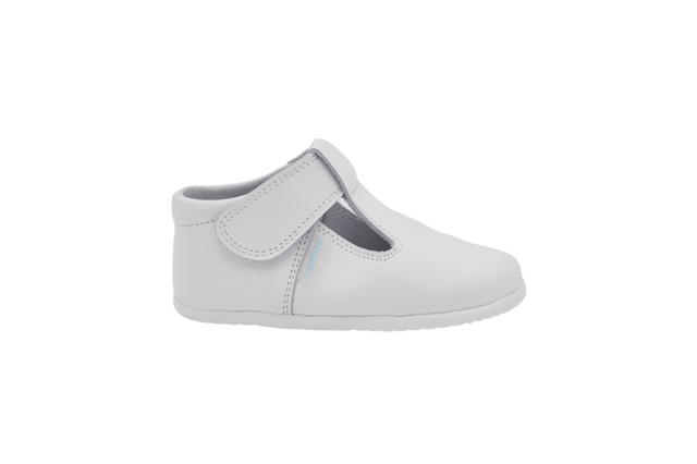 Een paar moderne, zachte en knuffelige Mary Janes. Deze collectie heeft een nieuw afgerond leestontwerp met een brede en brede teen, zorgvuldig bestudeerd en berekend, waardoor de nodige ruimte overblijft voor bewegingen in alle veiligheid en zonder beperkingen. Respectvol schoeisel ontworpen en vervaardigd 100% in Spanje.