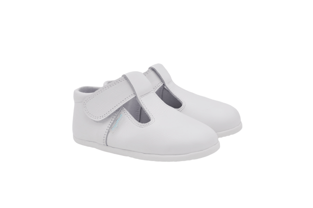 Een paar moderne, zachte en knuffelige Mary Janes. Deze collectie heeft een nieuw afgerond leestontwerp met een brede en brede teen, zorgvuldig bestudeerd en berekend, waardoor de nodige ruimte overblijft voor bewegingen in alle veiligheid en zonder beperkingen. Respectvol schoeisel ontworpen en vervaardigd 100% in Spanje.