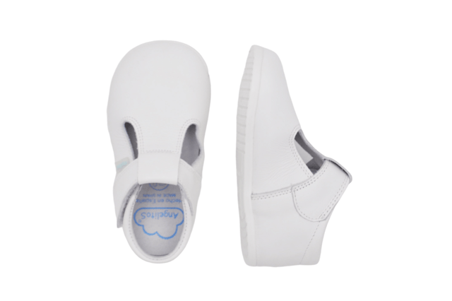 Een paar moderne, zachte en knuffelige Mary Janes. Deze collectie heeft een nieuw afgerond leestontwerp met een brede en brede teen, zorgvuldig bestudeerd en berekend, waardoor de nodige ruimte overblijft voor bewegingen in alle veiligheid en zonder beperkingen. Respectvol schoeisel ontworpen en vervaardigd 100% in Spanje.