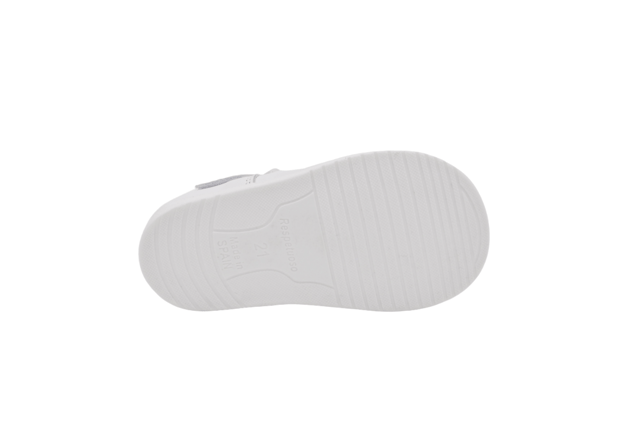 Een paar moderne, zachte en knuffelige Mary Janes. Deze collectie heeft een nieuw afgerond leestontwerp met een brede en brede teen, zorgvuldig bestudeerd en berekend, waardoor de nodige ruimte overblijft voor bewegingen in alle veiligheid en zonder beperkingen. Respectvol schoeisel ontworpen en vervaardigd 100% in Spanje.