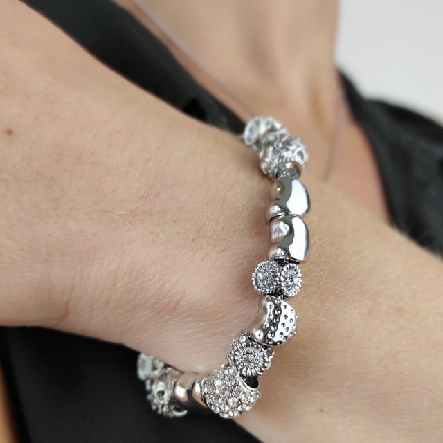 Samenstelling: Messing Afwerking: Rhodium geplateerd Steensoort: Oostenrijks kristal Aantal stenen (st.): 64 Steenkleur: Kristal Lengte (mm): 225 + 25