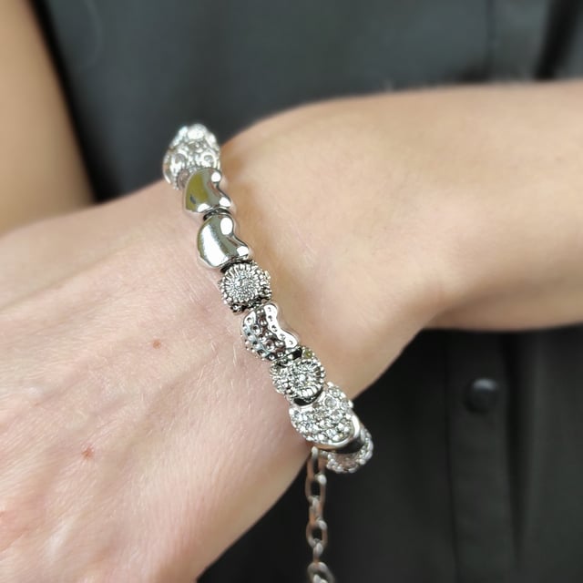 Samenstelling: Messing Afwerking: Rhodium geplateerd Steensoort: Oostenrijks kristal Aantal stenen (st.): 64 Steenkleur: Kristal Lengte (mm): 225 + 25