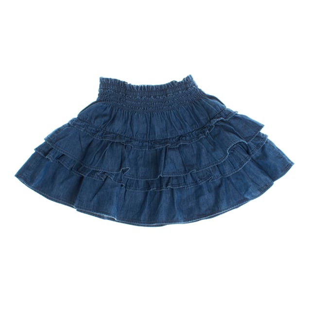 Falda para niñas hecha de denim ligero, con un diseño de cintura elástica fruncida que asegura un ajuste cómodo y adaptable.

La falda destaca por su encantador estilo, con varias capas de volantes que le dan volumen y movimiento, creando un look dinámico y femenino.

Perfecta para combinar con blusas o camisetas, es una prenda versátil que añade un toque divertido y fresco a cualquier conjunto.

Ideal para el uso diario o para ocasiones más especiales, esta falda combina estilo y comodidad de manera impecable.  
Composición: 100% Algodón  
Cuidado:  
- Lavar a máquina en frío.  
- Usar colores similares en el lavado.  
- Evitar el uso de blanqueadores.  
- Secar a baja temperatura en la secadora.  
- Planchar a baja temperatura.  
- No limpiar en seco.