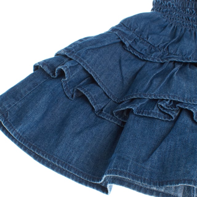Falda para niñas hecha de denim ligero, con un diseño de cintura elástica fruncida que asegura un ajuste cómodo y adaptable.

La falda destaca por su encantador estilo, con varias capas de volantes que le dan volumen y movimiento, creando un look dinámico y femenino.

Perfecta para combinar con blusas o camisetas, es una prenda versátil que añade un toque divertido y fresco a cualquier conjunto.

Ideal para el uso diario o para ocasiones más especiales, esta falda combina estilo y comodidad de manera impecable.  
Composición: 100% Algodón  
Cuidado:  
- Lavar a máquina en frío.  
- Usar colores similares en el lavado.  
- Evitar el uso de blanqueadores.  
- Secar a baja temperatura en la secadora.  
- Planchar a baja temperatura.  
- No limpiar en seco.