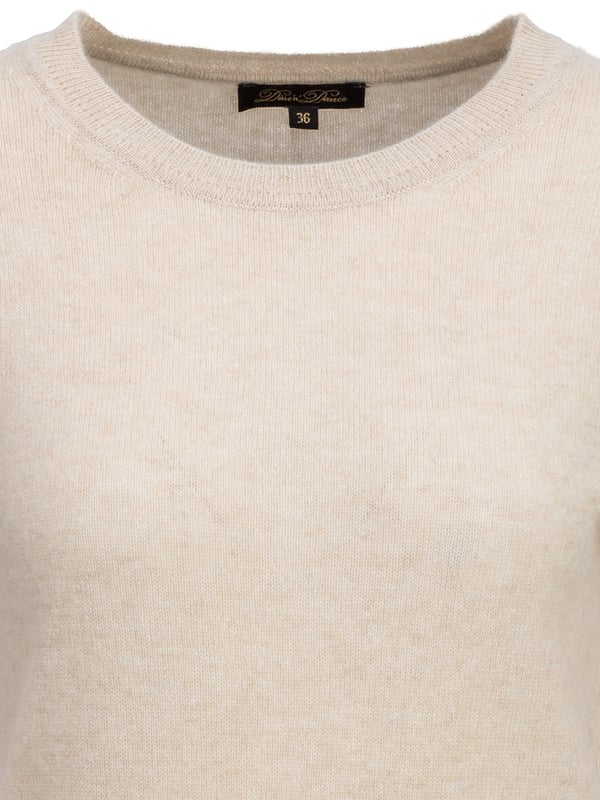 Der Kashmir Rundhals-Pullover von DINE 'N' DANCE besticht durch seine luxuriöse Weichheit und den klassischen, zeitlosen Schnitt. Aus edlem Kashmir gefertigt, bietet er unvergleichlichen Komfort und Wärme. Der Rundhalsausschnitt sorgt für eine elegante, vielseitige Passform – perfekt für jeden Anlass.